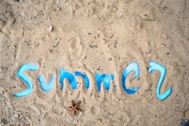 Güneşli kumlu bir plaj üzerinde yazıt yaz.
