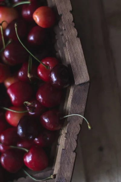 As bagas de cereja são frescas em um fundo de madeira. Conceito de saúde . — Fotografia de Stock