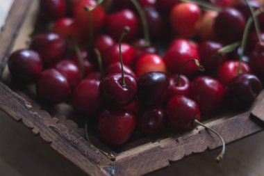 Kiraz çilek bir ahşap arka plan üzerinde taze vardır. Sağlık kavramı.