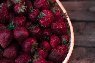 Doğal malzeme birlikte olgun çilek.