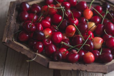 Kiraz çilek bir ahşap arka plan üzerinde taze vardır. Sağlık kavramı.