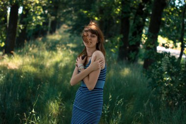 Bir yaz bir genç kız saç Rüzgar.