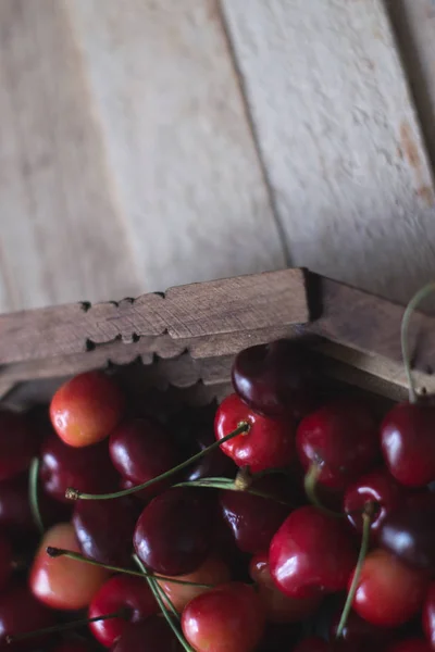 As bagas de cereja são frescas em um fundo de madeira. Conceito de saúde . — Fotografia de Stock