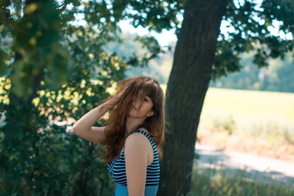Bir yaz bir genç kız saç Rüzgar. — Stok fotoğraf