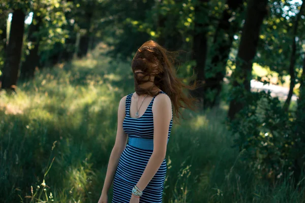 O vento sopra o cabelo de uma jovem em um verão . — Fotografia de Stock
