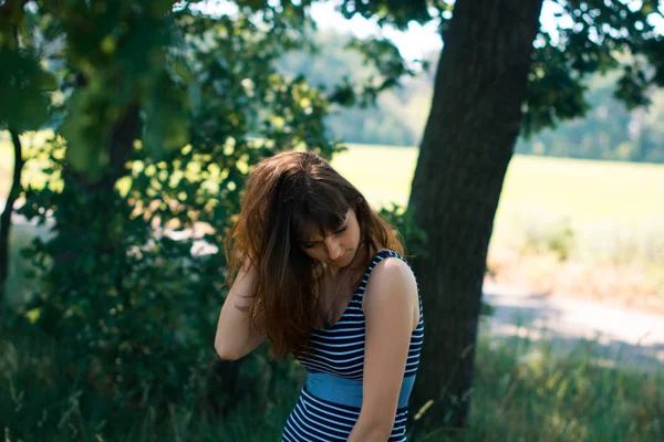 Ветер дует волосы молодой девушки на лето. . — стоковое фото