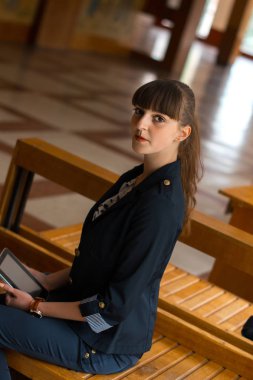 İş kadını binada tablet ile.