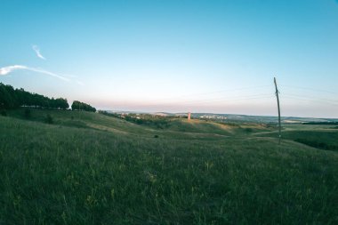 Gün batımı gün akşam peyzaj yaz çayır.