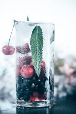 Yaz içecek meyve ve buz ile soğutma.