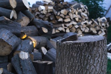 Baltayı bir günlüğüne yakacak odun arka planı.