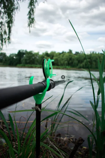 Caña de pescar en un estanque de pesca con un fondo borroso día de verano . — Foto de Stock