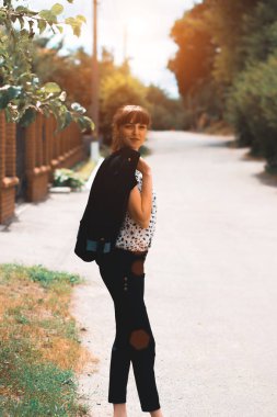 İş kadını ile arka plan bulanık bir sokakta iş takım elbiseli.