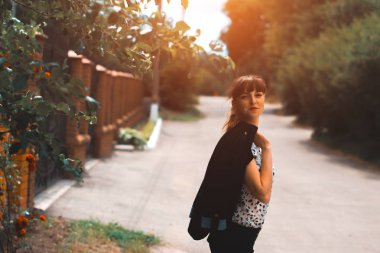 İş kadını ile arka plan bulanık bir sokakta iş takım elbiseli.