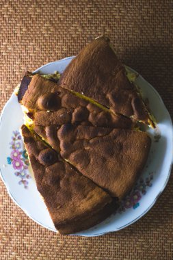 Bulanık bir arka plan ile bir tabakta ev yapımı kek.