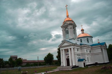 Ukrayna eski kilisede yaz akşamları.