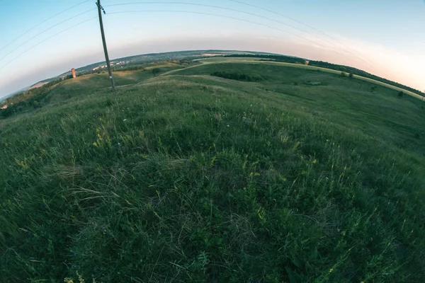 Letní louka při západu slunce den večer krajina. — Stock fotografie