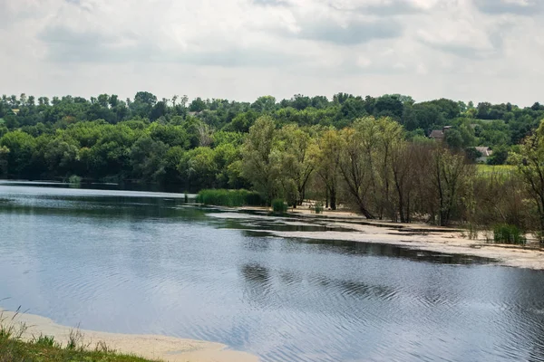 Yaz güneşli nehir manzara. Kavram seyahat, seyahat.