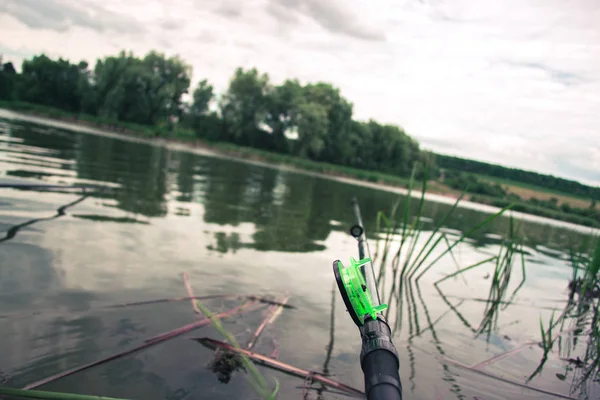 Pesca diurna en verano en un estanque . — Foto de Stock