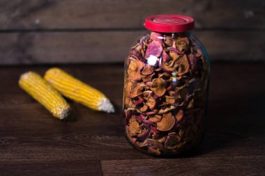 Kurutulmuş meyveler üzerinde arka plan bulanık cam kavanozda.