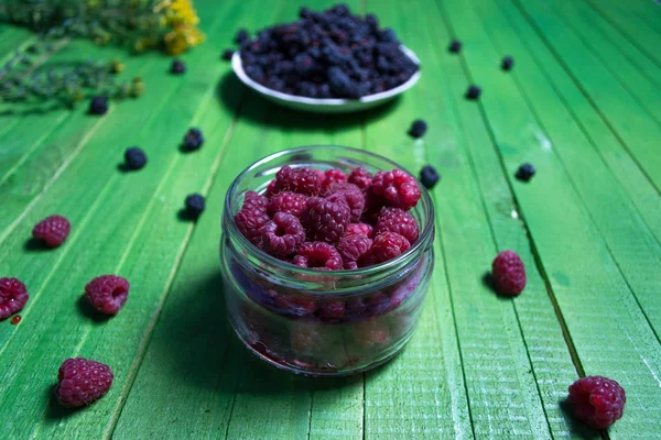 Bayas frambuesas y moras sobre fondo de madera . — Foto de Stock