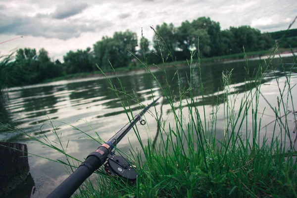 Pêche de jour en été sur un étang . — Photo