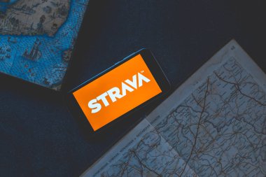 Karanlık bir arka plan harita ile telefonda Strava uygulaması.