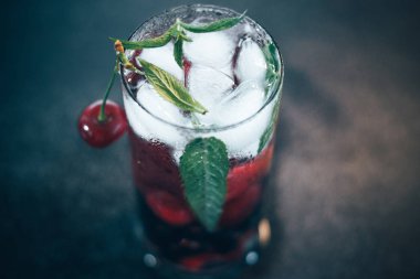 Yaz içecek meyve ve buz ile soğutma.