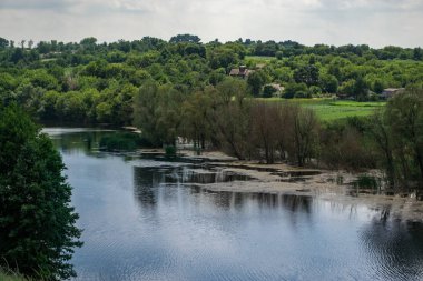 Yaz güneşli nehir manzara. Kavram seyahat, seyahat.