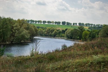 Yaz güneşli nehir manzara. Kavram seyahat, seyahat.