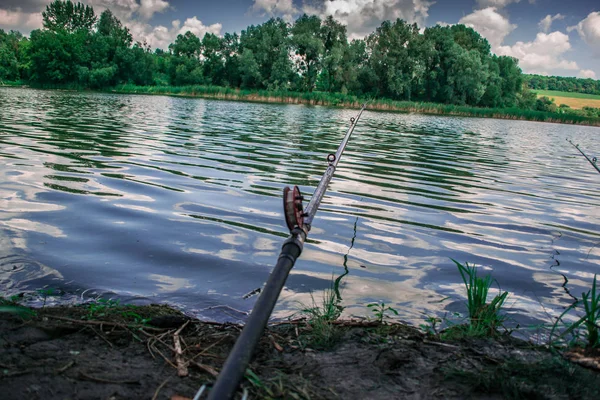 Fiske på morgonen på dammen. Semester, friluftsliv. — Stockfoto