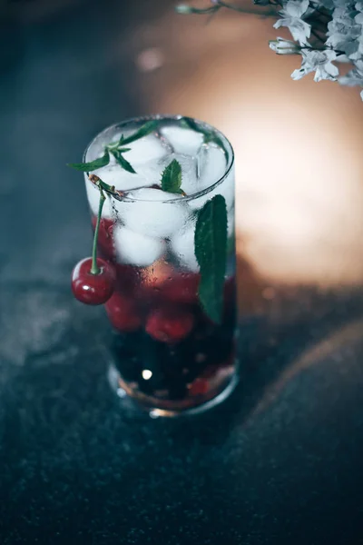 Bebida refrescante de verano con fruta y hielo . — Foto de Stock