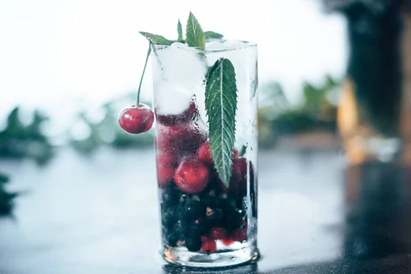 Summer cooling drink with fruit and ice. — Stock Photo, Image