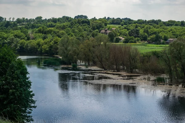 Yaz güneşli nehir manzara. Kavram seyahat, seyahat.