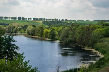 Yaz güneşli nehir manzara. Kavram seyahat, seyahat.