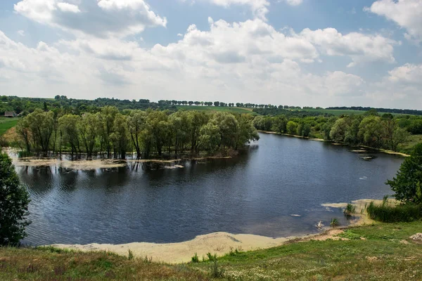 Zomer zonnige rivierlandschap. Concept reizen, reizen. — Stockfoto