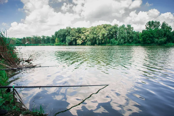 Sabah gölet üzerinde Balık tutma. Tatil, Açık Rekreasyon.