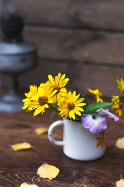 Bir beyaz sarı yaz çiçekleri natürmort daire.