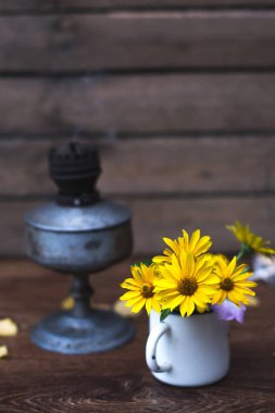 Bir beyaz sarı yaz çiçekleri natürmort daire.