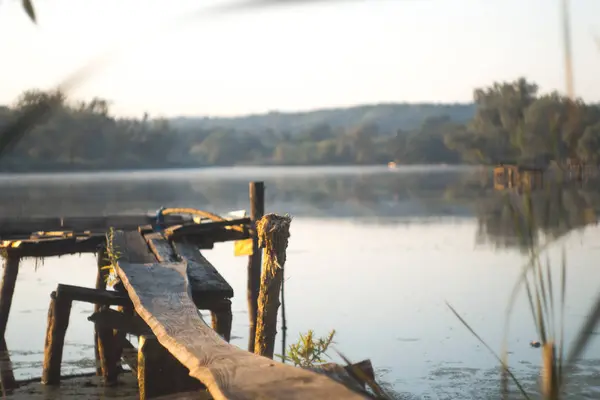 Nyári napsütéses reggelen egy tó a falu. — Stock Fotó