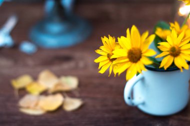 Bir beyaz sarı yaz çiçekleri natürmort daire.