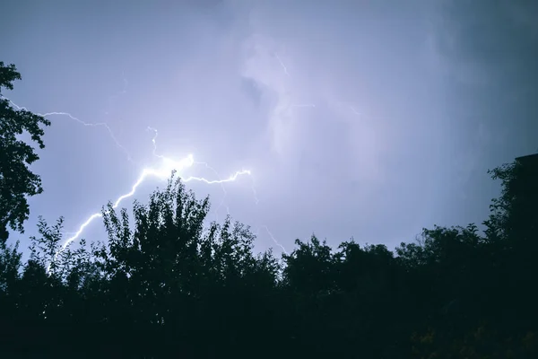 村の夏の夜の雷の夜雷雨. — ストック写真