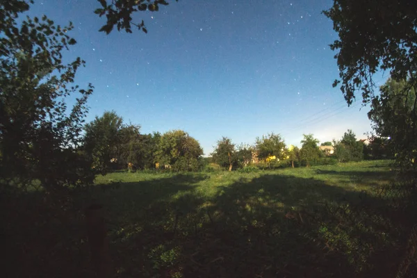 Cielo estrellado en la noche de verano sobre el pueblo . — Foto de Stock