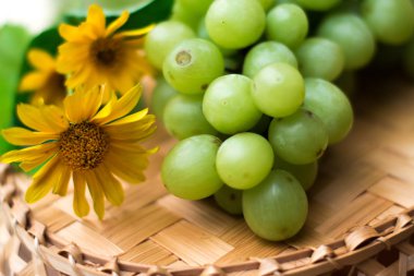Ahşap bir masa üzerinde üzüm üzüm.