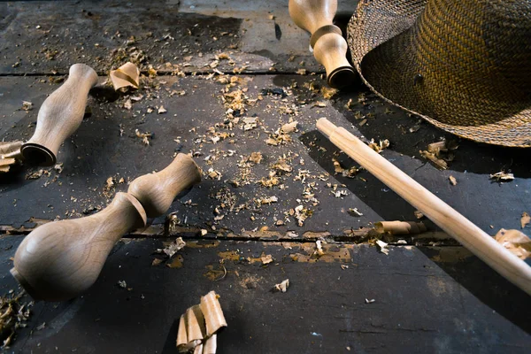 Adorno de fragmento de madera para la decoración de shisha sobre un fondo de madera . — Foto de Stock