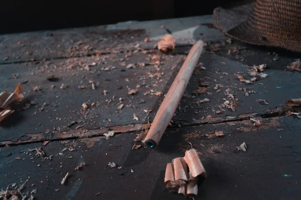 Ornement en bois de fragment pour la décoration de shisha sur un fond en bois . — Photo