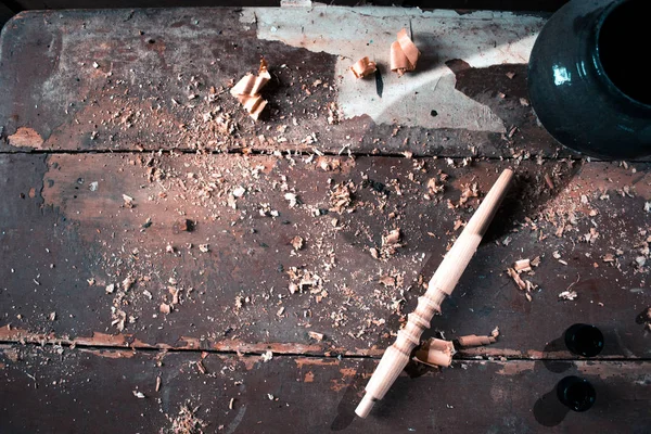 Adorno de fragmento de madera para la decoración de shisha sobre un fondo de madera . — Foto de Stock