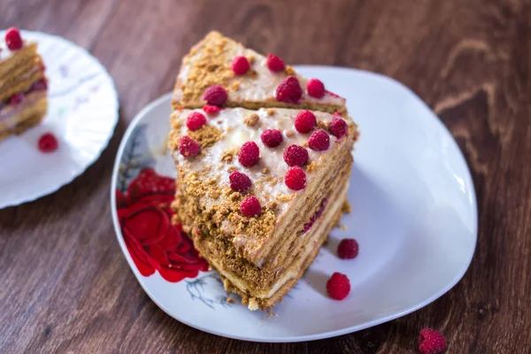 Pastel casero horneado en bandeja sobre fondo de madera . — Foto de Stock