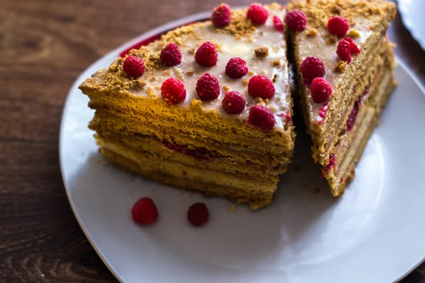 Gâteau fait maison cuisson sur un plateau sur un fond en bois . — Photo