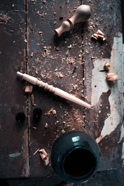 Adorno de fragmento de madera para la decoración de shisha sobre un fondo de madera . — Foto de Stock