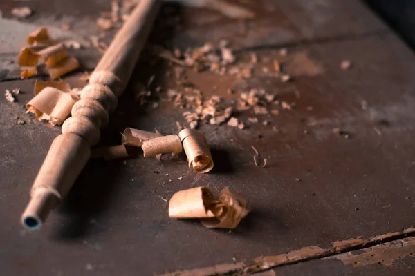 Adorno de fragmento de madera para la decoración de shisha sobre un fondo de madera . — Foto de Stock